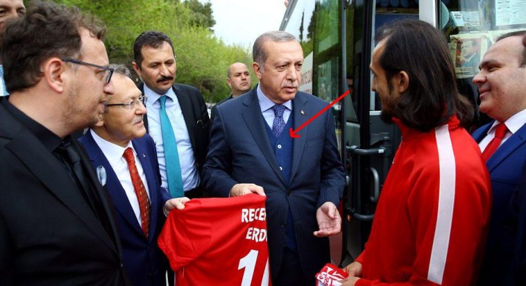 «ΚΑΤΙ» ΦΟΒΑΤΑΙ ΚΑΙ ΚΥΚΛΟΦΟΡΕΙ ΜΕ…ΚΑΛΥΜΜΕΝΟ ΑΛΕΞΙΣΦΑΙΡΟ!