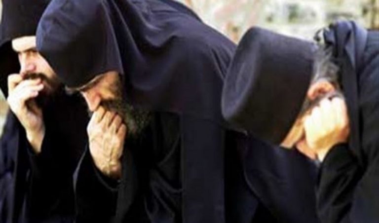 ΤΟ ΑΓΙΟΝ ΟΡΟΣ ΠΡΟΕΙΔΟΠΟΙΕΙ !!!ΑΝΑΣΤΑΤΩΜΕΝΟΙ ΟΙ ΜΟΝΑΧΟΙ ΤΟΥ ΑΓΙΟΥ ΟΡΟΥΣ ΕΣΤΕΙΛΑΝ ΜΗΝΥΜΑ ΚΑΘΩΣ ΚΙ ΕΝΑ ΦΥΛΛΑΔΙΟ ΤΟ ΟΠΟΙΟ ΖΗΤΗΣΑΝ ΝΑ ΔΙΑΔΩΘΕΙ ΣΤΟΥΣ ΕΛΛΗΝΕΣ!!!