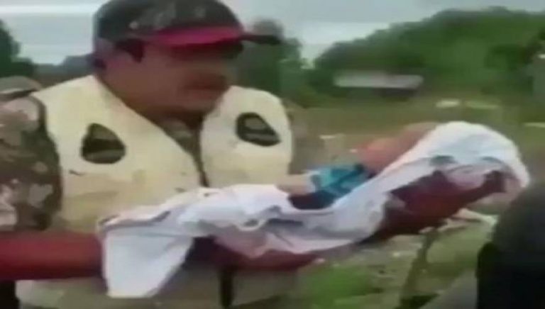 Σκληρό βίντεο: Κλείνουν νεογέννητο σε στομάχι ζώου κατά την διάρκεια τελετής!