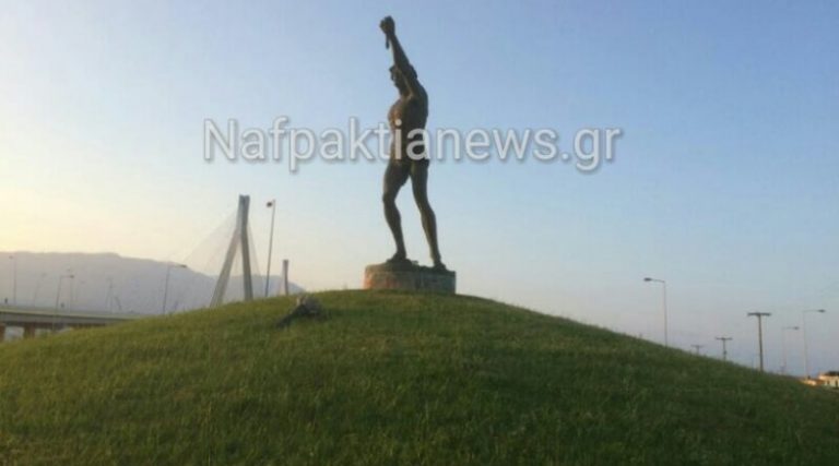 ΑΝΤΙΡΡΙΟ: Ο σεισμός «έκοψε» τον πυρσό του δρομέα απέναντι από τη γέφυρα Ρίου – Αντιρρίου