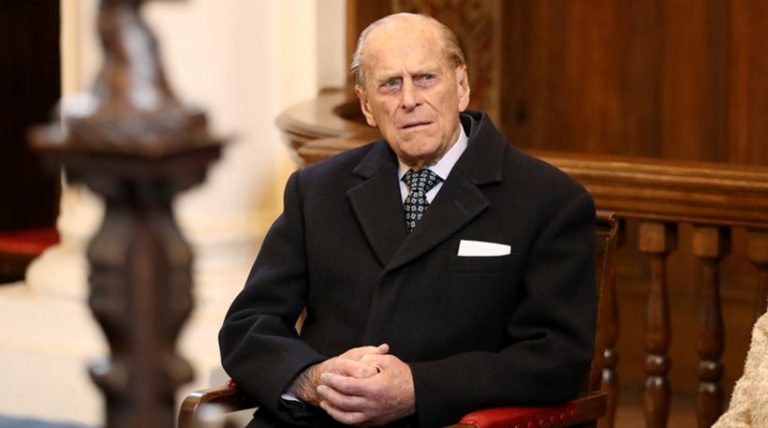 Εγκαταλείπει τα βασιλικά του καθήκοντα ο Φίλιππος της Αγγλίας – Αμετακίνητη η Ελισάβετ