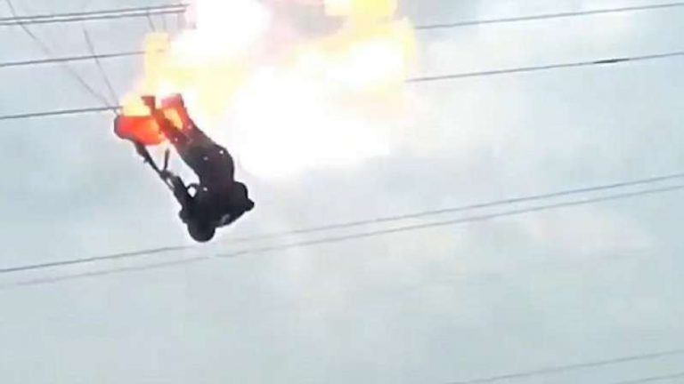 Γυναίκα αλεξιπτωτιστής του στρατού πέφτει πάνω σε ηλεκτροφόρα καλώδια και αρπάζει φωτιά