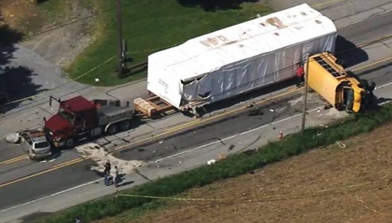 ΗΠΑ: Νταλίκα συγκρούστηκε με σχολικό λεωφορείο- Τουλάχιστον 15 παιδιά τραυματίες