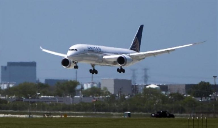 ΚΙΝΔΥΝΕΨΑΝ 130 ΑΤΟΜΑ – Πανικός από φωτιά σε αεροπλάνο της United Airlines