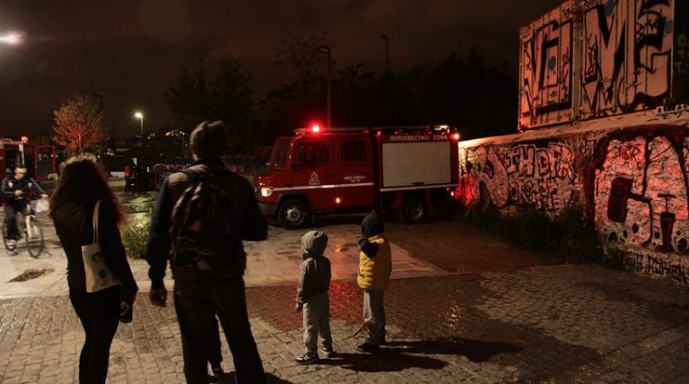 Μυστήριο σε Κερατσίνι και Βουλιαγμένη: Βρέθηκαν δύο απανθρακωμένα πτώματα σε αυτοκίνητα