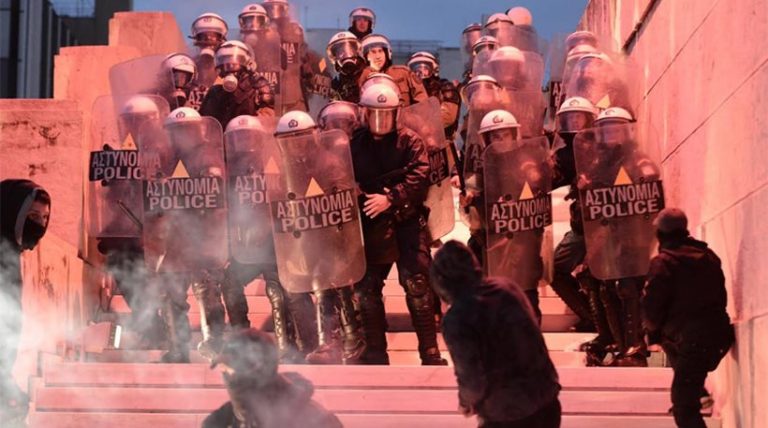 Άγρια επεισόδια έξω από τη Βουλή: Φωτιά σε σκοπιά του Άγνωστου Στρατιώτη