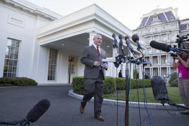 Πολιτικός σεισμός στην Ουάσιγκτον: Ο Τραμπ κάρφωσε μυστικά στους Ρώσους, διαψεύδει ο Λευκός Οίκος