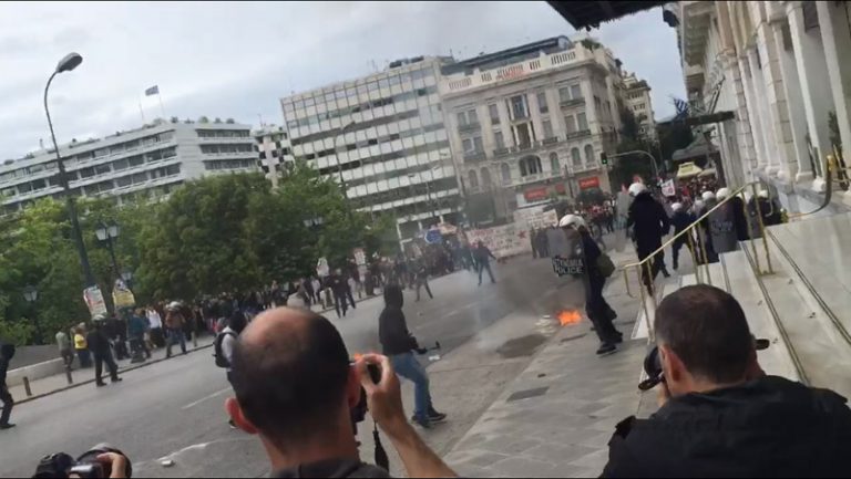 Ενταση στην πορεία στο Σύνταγμα με κουκουλοφόρους