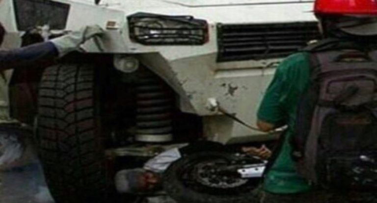 ΣΚΛΗΡΕΣ ΕΙΚΟΝΕΣ! Διαδηλωτές στη Βενεζουέλα παρασύρθηκαν από τεθωρακισμένο