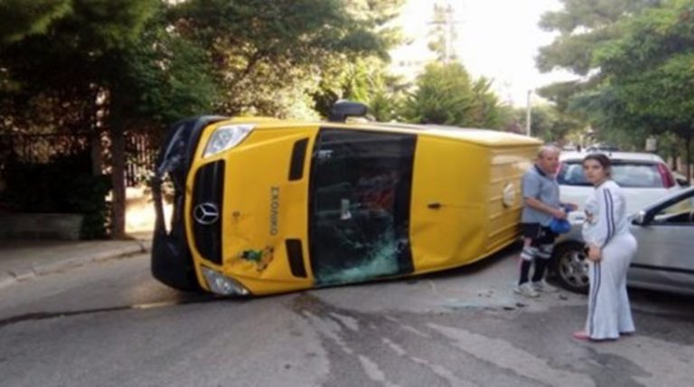 Σοκαριστικές εικόνες: Ανετράπη σχολικό λεωφορείο στα Βριλήσσια