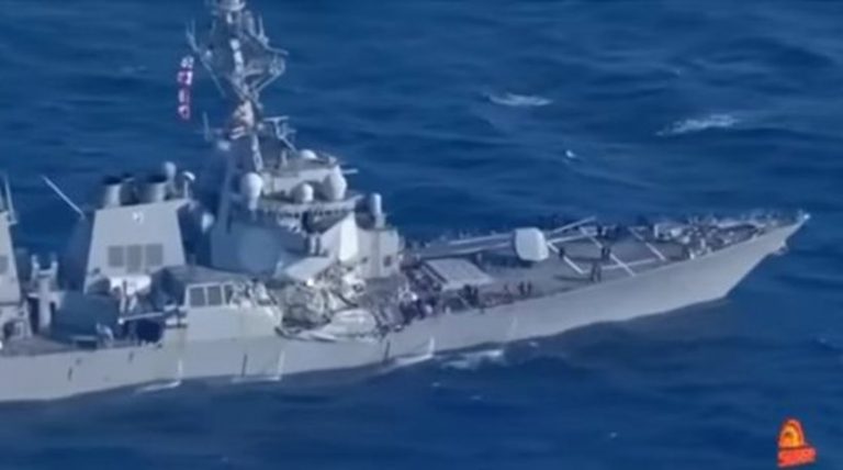 Αμερικανικό αντιτορπιλικό συγκρούστηκε με φορτηγό πλοίο στην Ιαπωνία – Επτά ναύτες αγνοούνται