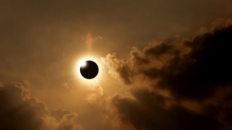 Φρενίτιδα στις ΗΠΑ για τη σπάνια ολική έκλειψη Ηλίου του Αυγούστου