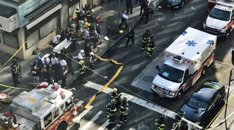 Ισχυρή έκρηξη στη Νέα Υόρκη: Δεκάδες τραυματίες από φωτιά σε 12 πολυκατοικίες