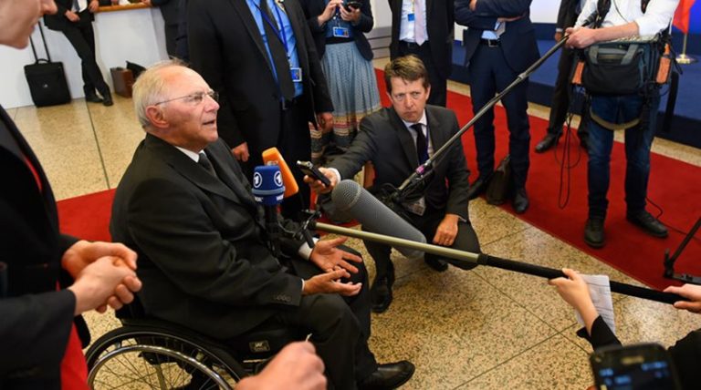 «Καρφιά» Σόιμπλε: Συμφωνήσαμε στις 22/5 αλλά η Ελλάδα ζήτησε 3 εβδομάδες για επικοινωνιακούς λόγους