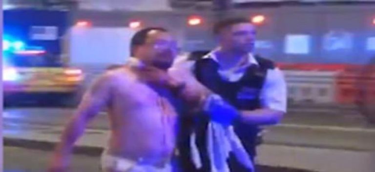 ΛΟΝΔΙΝΟ! Βίντεο που σοκάρει! Δημοσιογράφος μαχαιρωμένος στο λαιμό μεταφέρεται στο νοσοκομείο!