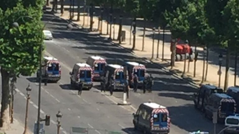 Alert! Μεγάλη αστυνομική επιχείρηση στο Παρίσι- Αυτοκίνητο έπεσε πάνω σε βαν της Αστυνομίας