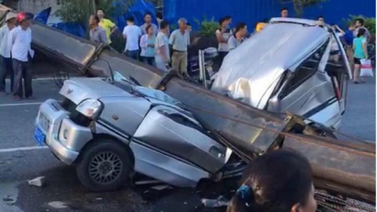 Τραγικό τέλος: ποιες οι πιθανότητες να πέσει γερανός επάνω σε διερχόμενο λεωφορειάκι και να σκοτώσει 7 άτομα;;;