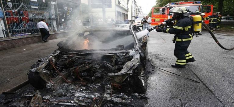 ΟΙ ΕΙΚΟΝΕΣ ΜΙΛΟΥΝ ΑΠΟ ΜΟΝΕΣ ΤΟΥΣ! Νέες σφοδρές συγκρούσεις στο Αμβούργο