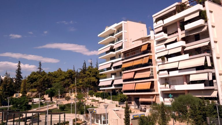 Νέο χαράτσι για τα ακίνητα με τα πιστοποιητικά-φόρους