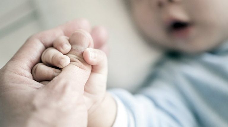 Φρίκη στην Πάτρα: Χτύπησαν κι έκαψαν το επτά μηνών κοριτσάκι τους