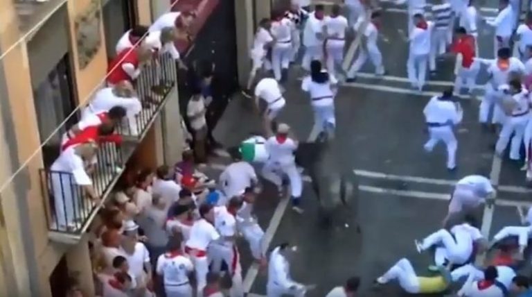 Pamplona festival: Η πρώτη μέρα βάφτηκε στο αίμα – Τρεις τραυματίες στην κούρσα με τους ταύρους