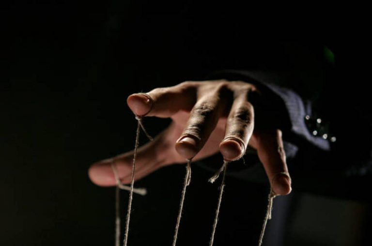 Το τελευταίο τηλεφώνημα το δέχεται πάντα η ΠΡΩΤΗ μαριονέτα !