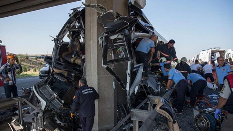 Πέντε νεκροί και πολλοί τραυματίες από πρόσκρουση υπεραστικού λεωφορείου στην Άγκυρα