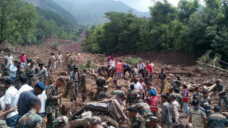 Ο ΜΑΥΡΟΣ ΧΤΥΠΑΕΙ 2 ΛΕΩΦΟΡΕΙΑ ΜΕ ΚΑΤΟΛΙΣΘΗΣΗ ΣΤΗΝ ΙΝΔΙΑ, ΤΟΥΛΑΧΙΣΤΟΝ 50 ΟΙ ΝΕΚΡΟΙ