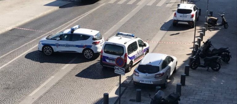 Αυτοκίνητο έπεσε σε στάσεις λεωφορείων στην Μασσαλία της Γαλλίας – 1 νεκρός