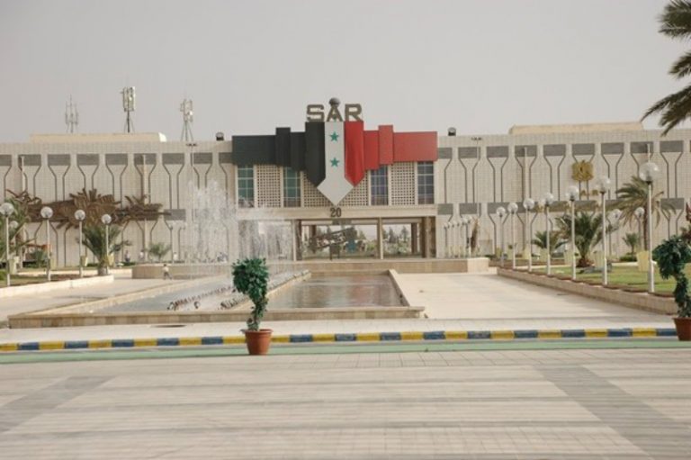 EKΤΑΚΤΟ: oι τρομοκράτες έριξαν ρουκέτα κοντά στην είσοδο της Διεθνούς Έκθεσης στη Δαμασκό-Θύματα πολίτες