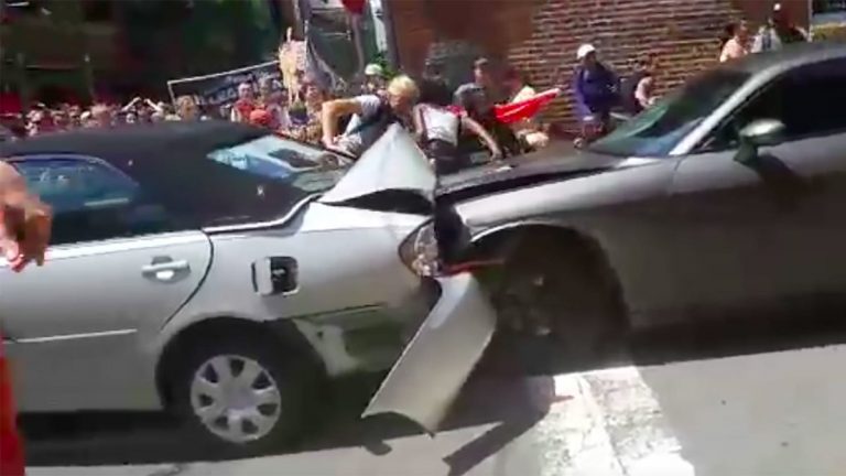 Εμφύλιος στις ΗΠΑ με νεκρούς, τραυματίες και πτώση ελικοπτέρου – Ενοπλες περιπολίες από ακροδεξιούς και εθνικοσοσιαλιστές στη Βιρτζίνια