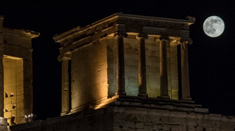 Εντυπωσιακό φαινόμενο: Πανσέληνος και μερική έκλειψη Σελήνης μαζί!