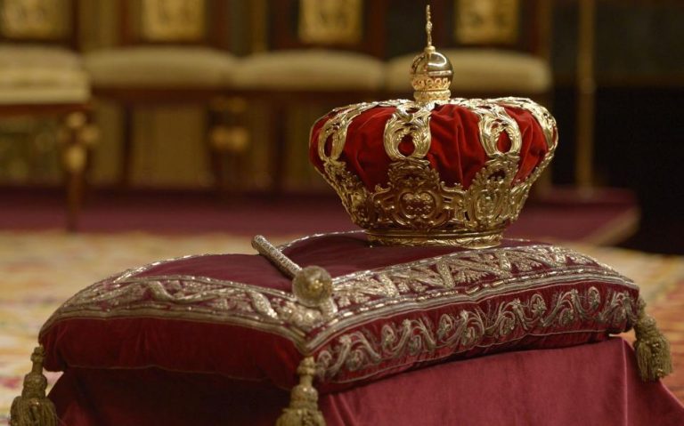 Πως γίνεται να μου παραδώσετε το τιμόνι της χώρας χωρίς τις ενδιάμεσες παπαριτσες ;