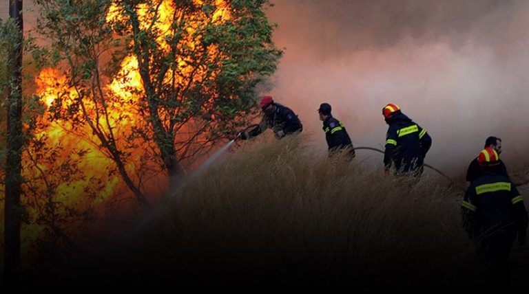 Μάχες με τις φλόγες σε όλη τη χώρα