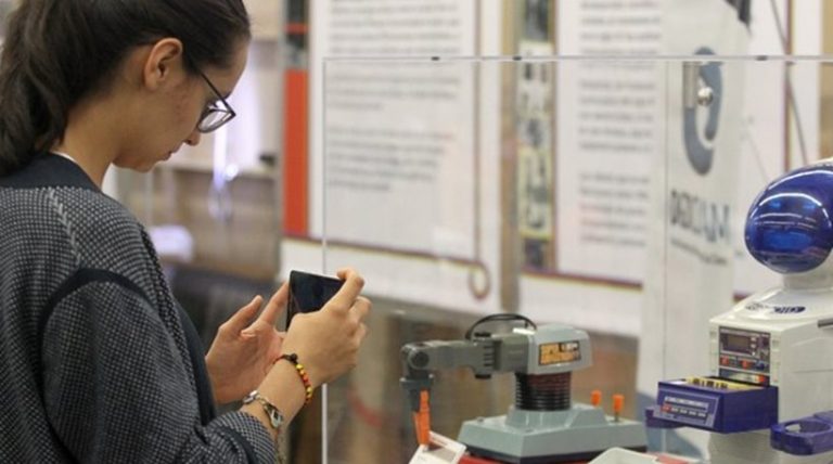 Nανορομπότ «κολυμπούν» στο στομάχι και μας θεραπεύουν