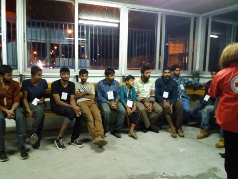 Εξήντα  μετανάστες κρατούνται στο λιμάνι της Καλαμάτας !