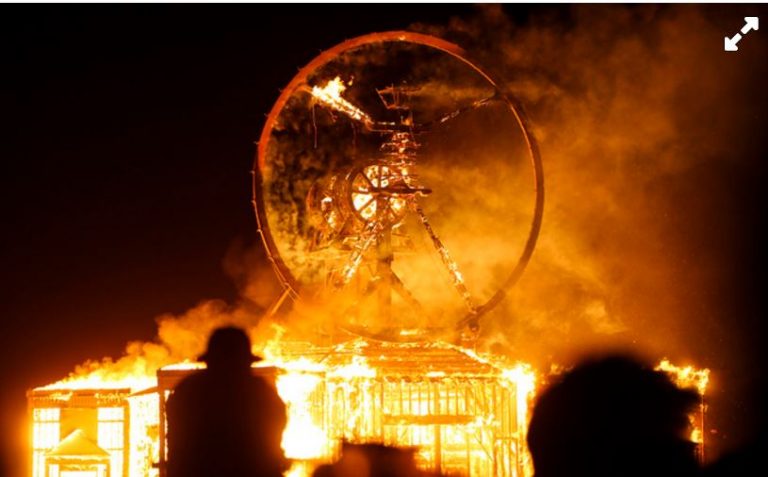 Άνδρας ορμά στις φλόγες της τελετής καύσης στο φεστιβάλ Burning Man