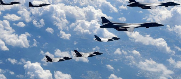 ΕΚΤΑΚΤΟ: Βομβαρδιστικά και μαχητικά των ΗΠΑ έξω από τις ακτές της Βόρειας Κορέας: «Σαφές μήνυμα» λέει το Πεντάγωνο