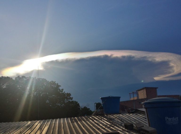 Τεραστιο ιριδίζων απειλητικο σύννεφο cumulonimbus “πλακωνει” το Maracaibo στη Βενεζουέλα