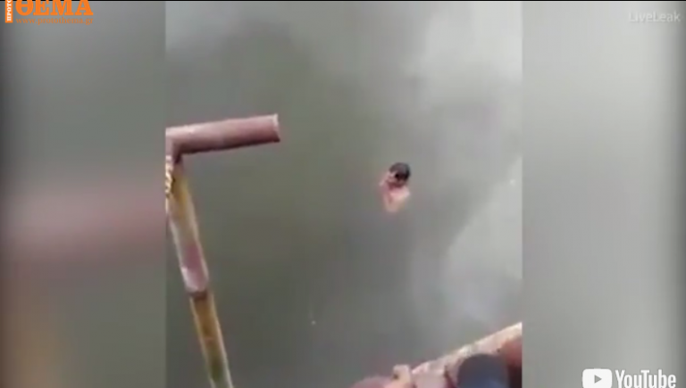 Τρομακτικό βίντεο: Κροκόδειλος αρπάζει σαμάνο που καυχιέται ότι έχει υπερδυνάμεις