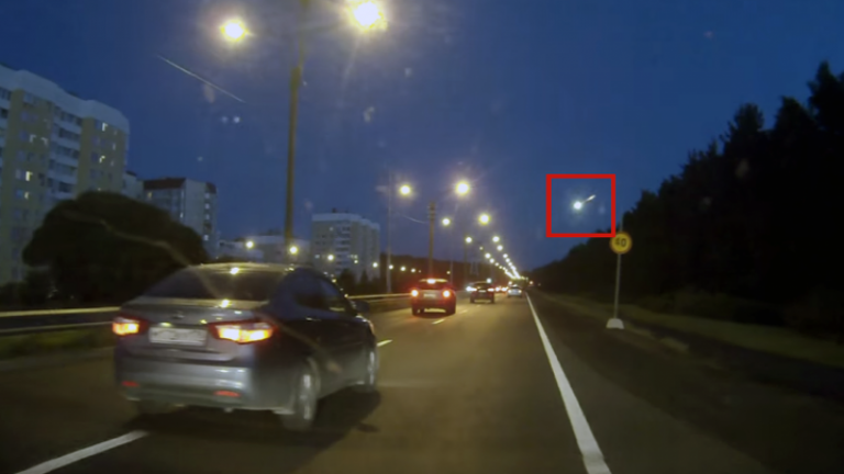 Tεράστια μπάλα φωτιάς εκρήγνυται πάνω από την Αγία Πετρούπολη και το Σμολένσκ, στη Ρωσία, δημιουργώντας ανησυχία και αναστάτωση..