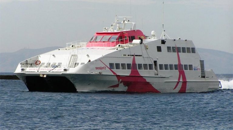 Το Seajet 2 προσέκρουσε στον προβλήτα της Σίφνου