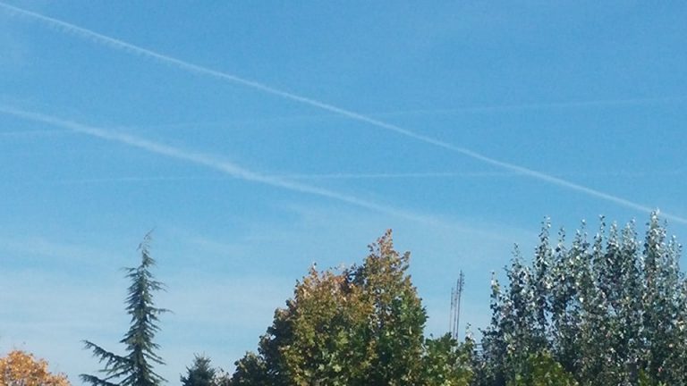 Και στην Κοζάνη βαριούνται οι πιλότοι και παίζουν τρίλιζα