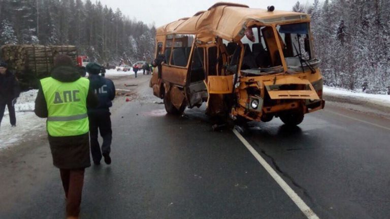 Σήμερα το απόγευμα σύγκρουση σχολικού λεωφορείου με φορτηγό ξυλείας στη Ρωσία.