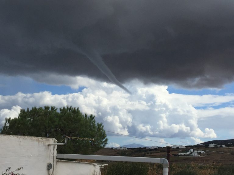 Αλλόκοτα πράγματα δημιουργειται ανεμοστρόβιλος ενώ όλο το νησί έχει ηλιοφάνεια μόνο σε εκείνο το σημείο έχει σύννεφα !!!!