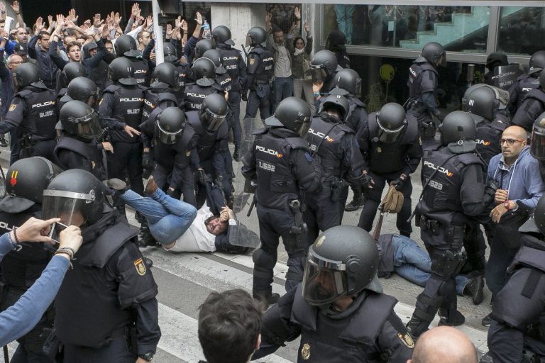 ΕΚΤΑΚΤΟ – Διεθνοτικές συγκρούσεις στην Καταλονία με απειλές θανάτου κατά του Προέδρου – Έρχεται και η γερμανική «Καταλονία» – Η Ευρώπη διαλύεται όπως προφητεύθηκε