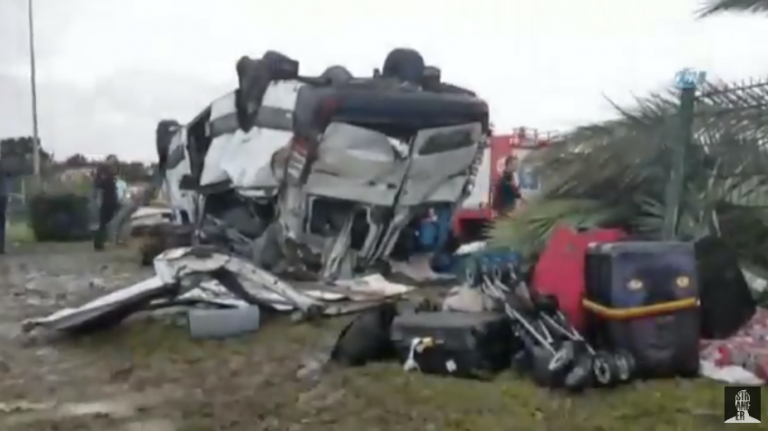 Τρία άτομα  σκοτωθηκαν σε αυτοκινητιστικό δυστύχημα με λεωφορείο στην εθνική οδό της τουρκικής Αττάλειας.