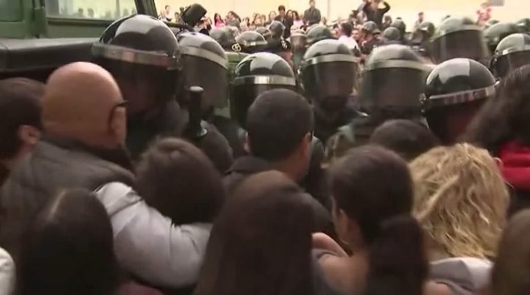 Καταλονία: Επεισόδια μεταξύ αστυνομίας και ψηφοφόρων έξω από εκλογικά κέντρα