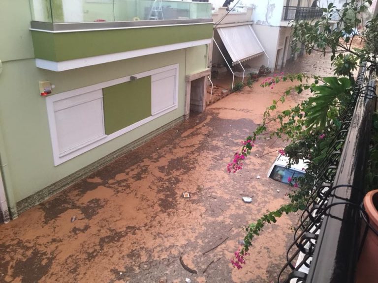 Η λάσπη και οι πλημμύρες σκέπασαν Νέα Πέραμο και Μάνδρα