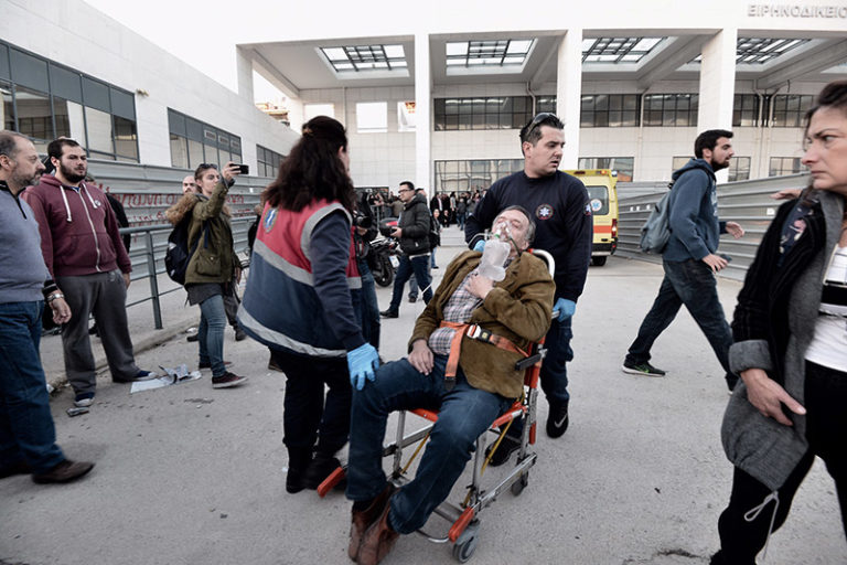 Αγριο ξύλο, χημικά & τραυματίες στο Ειρηνοδικείο της Αθήνας -ΜΑΤ με κινήματα κατά των πλειστηριασμών